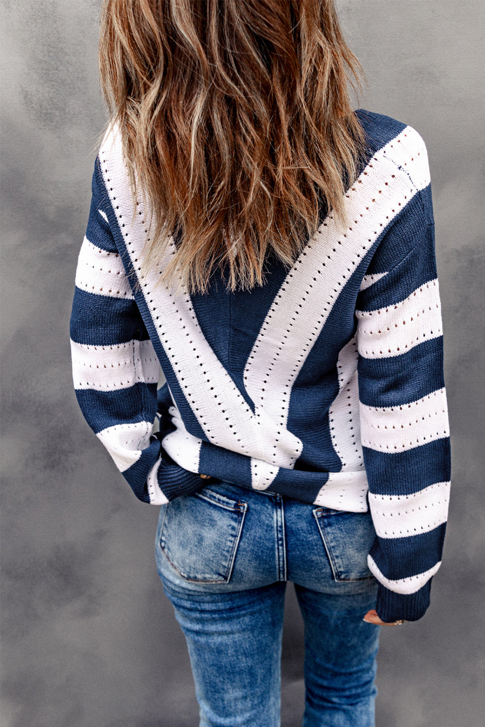 Blau gestreifter Colorblock-Strickpullover mit V-Ausschnitt