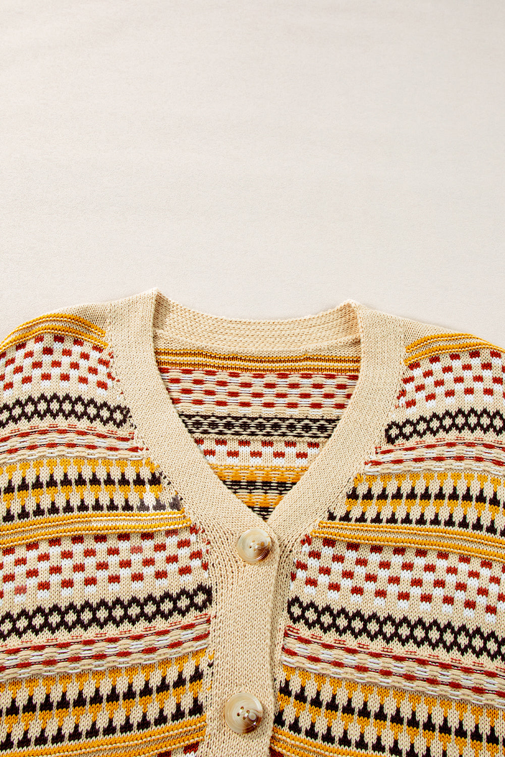 Khakifarbene, kurze Strickjacke mit V-Ausschnitt und Knöpfen