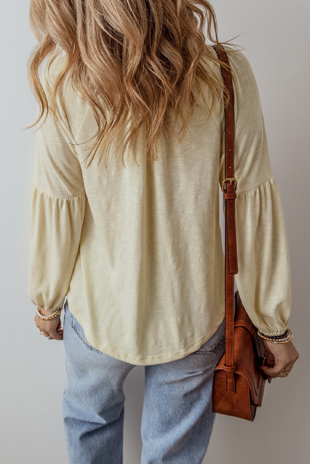 Aprikosenfarbene Bluse mit V-Ausschnitt und Paisley-Blumenstickerei