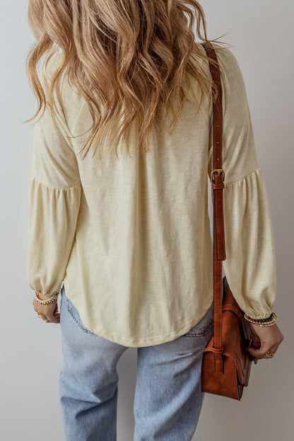 Aprikosenfarbene Bluse mit V-Ausschnitt und Paisley-Blumenstickerei