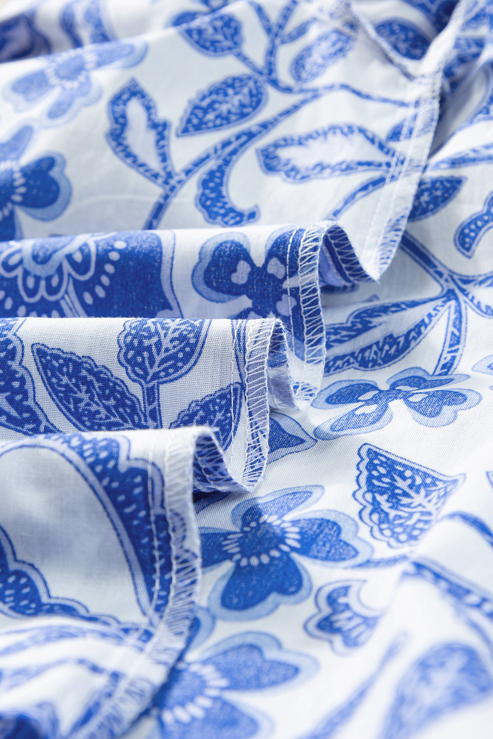 Dunkelblaue Bluse mit Blumenmuster und Rüschen und Puffärmeln