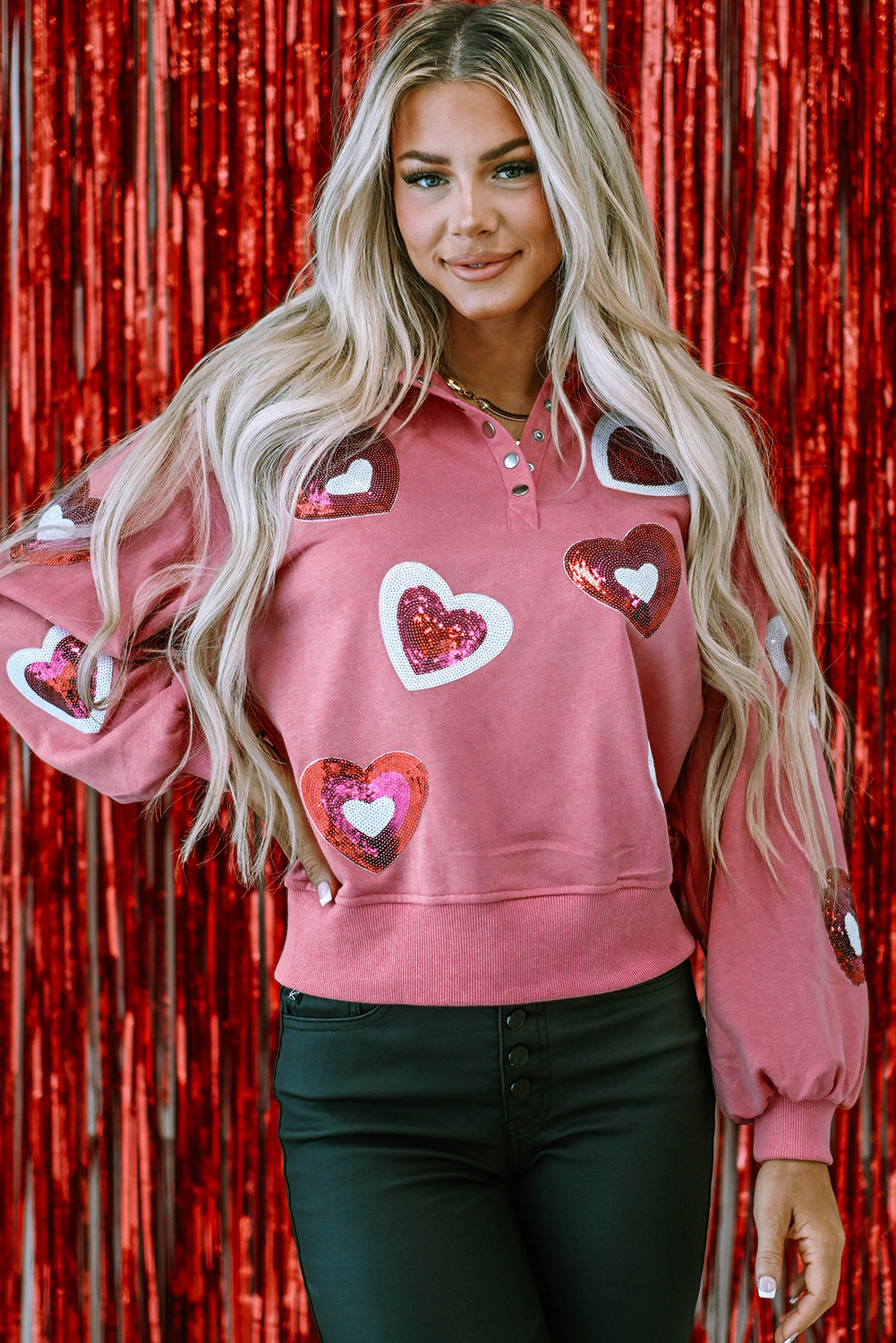 Rosa Sweatshirt mit Pailletten und Herz-Druckknöpfen in Mineralwaschung und Kragen