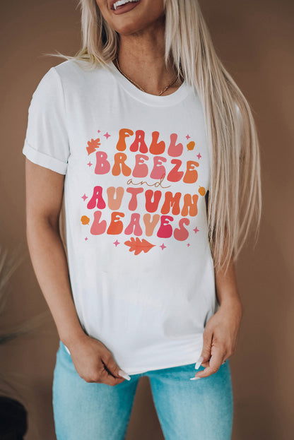 Weißes T-Shirt mit Herbstbrise und Herbstblättern
