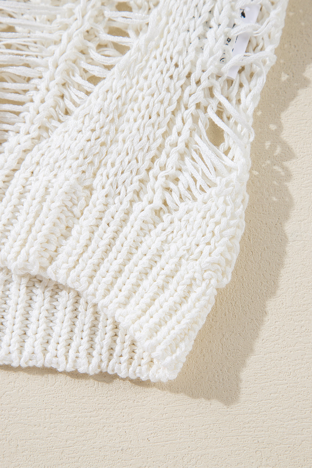 Weißer, locker sitzender Pullover mit Rundhalsausschnitt und Häkelmuster