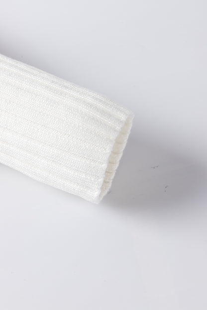 Weißer Pullover mit Blumenaufnähern und Bischofsärmeln