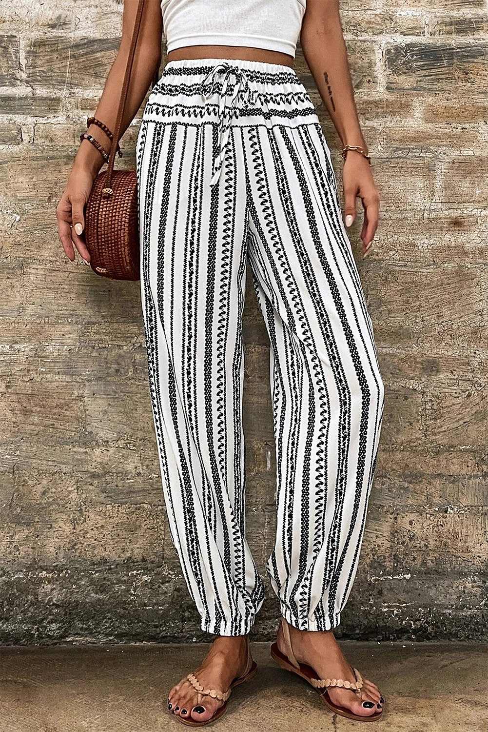 Schwarze gestreifte Freizeithose mit Boho-Streifenmuster