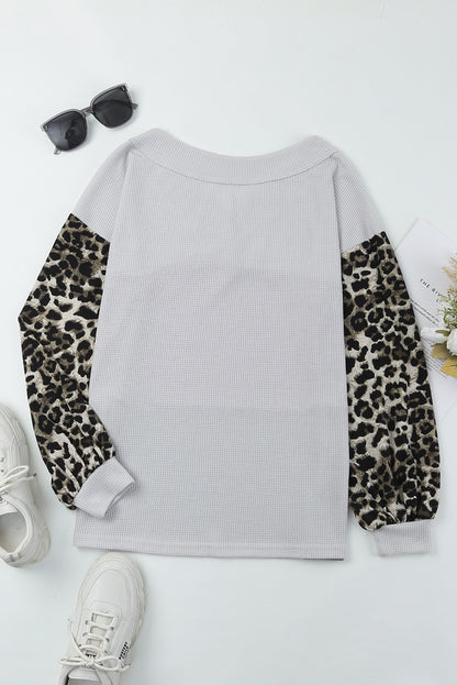 Feuerrotes, wildes Leoparden-Colorblock-Waffelstrick-Oberteil mit kontrastierenden Ärmeln