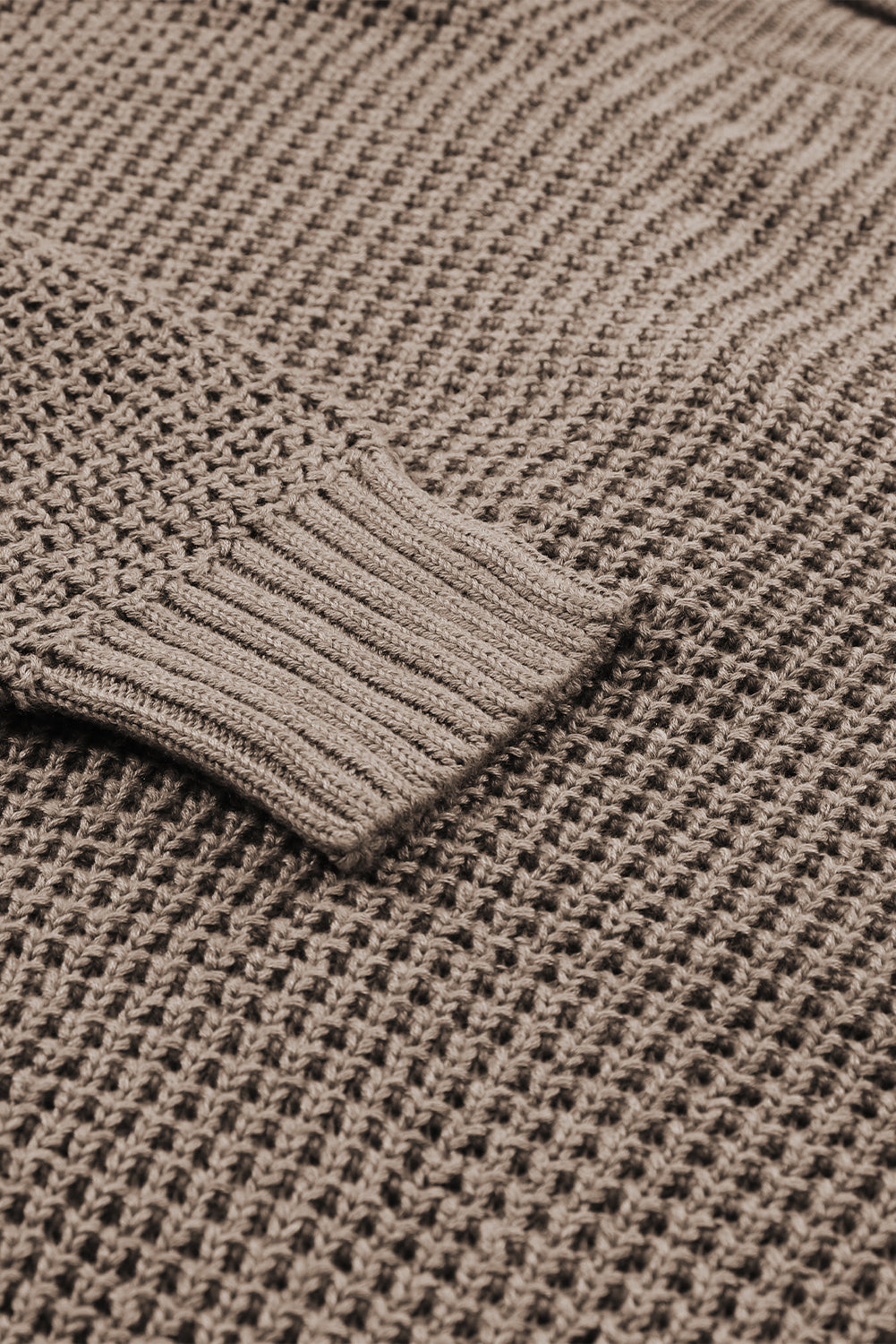 Khakifarbener Pointelle-Strickpullover mit Knöpfen und V-Ausschnitt und überschnittener Schulter