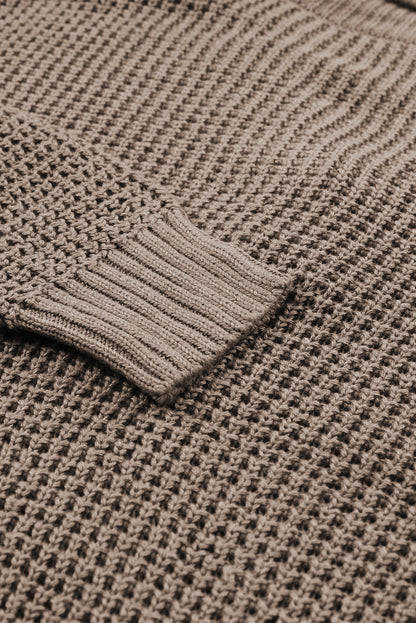 Khakifarbener Pointelle-Strickpullover mit Knöpfen und V-Ausschnitt und überschnittener Schulter