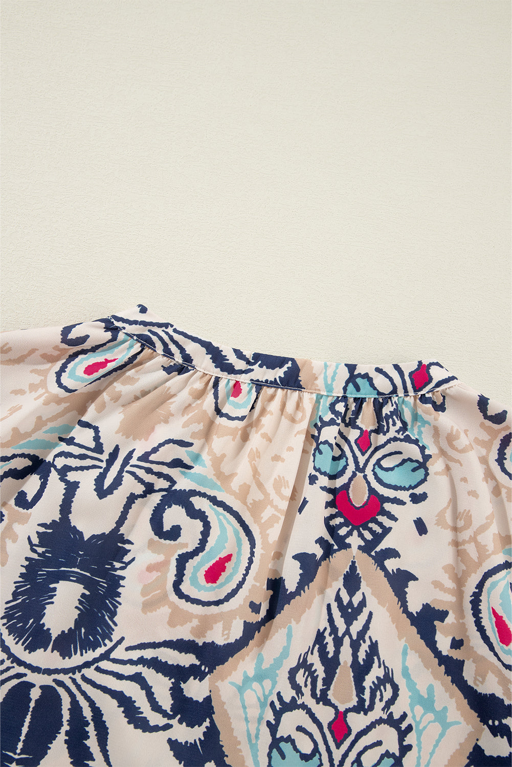Weiße Bluse mit abstraktem Print und V-Ausschnitt, geschlitzten Halbarm