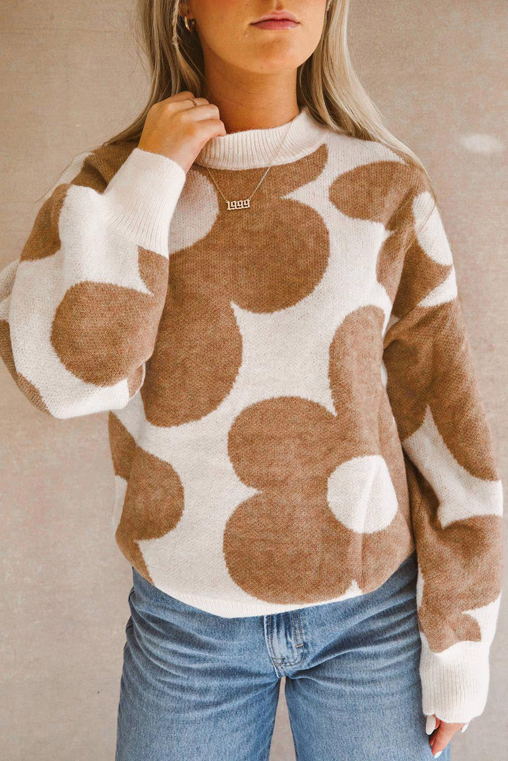 Khakifarbener Pullover mit überschnittener Schulter und großem Blumenmuster