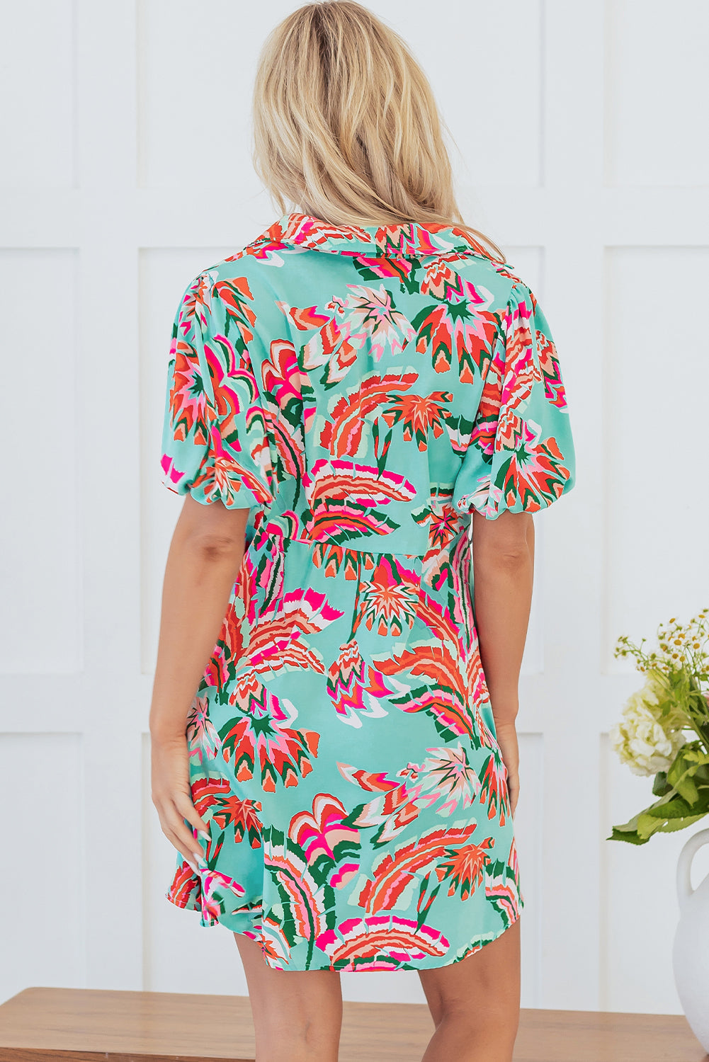 Grünes Minikleid mit abstraktem Print und hoher Taille und Knöpfen