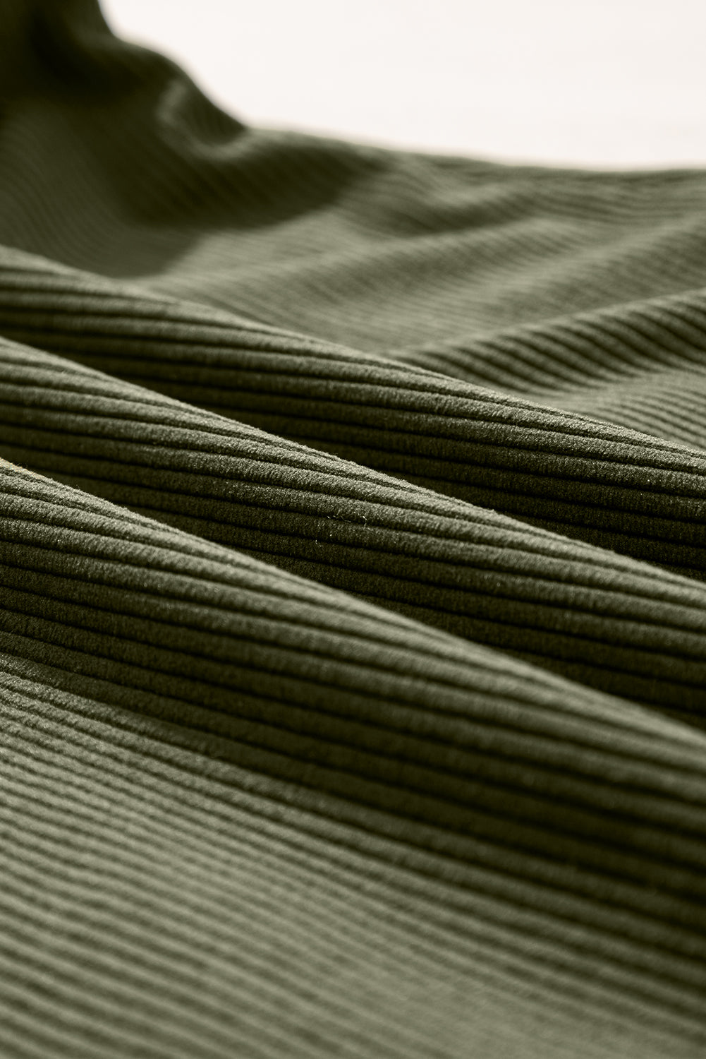 Vineyard Green – Ärmelloses Cord-Overallkleid mit einfarbigen Vordertaschen