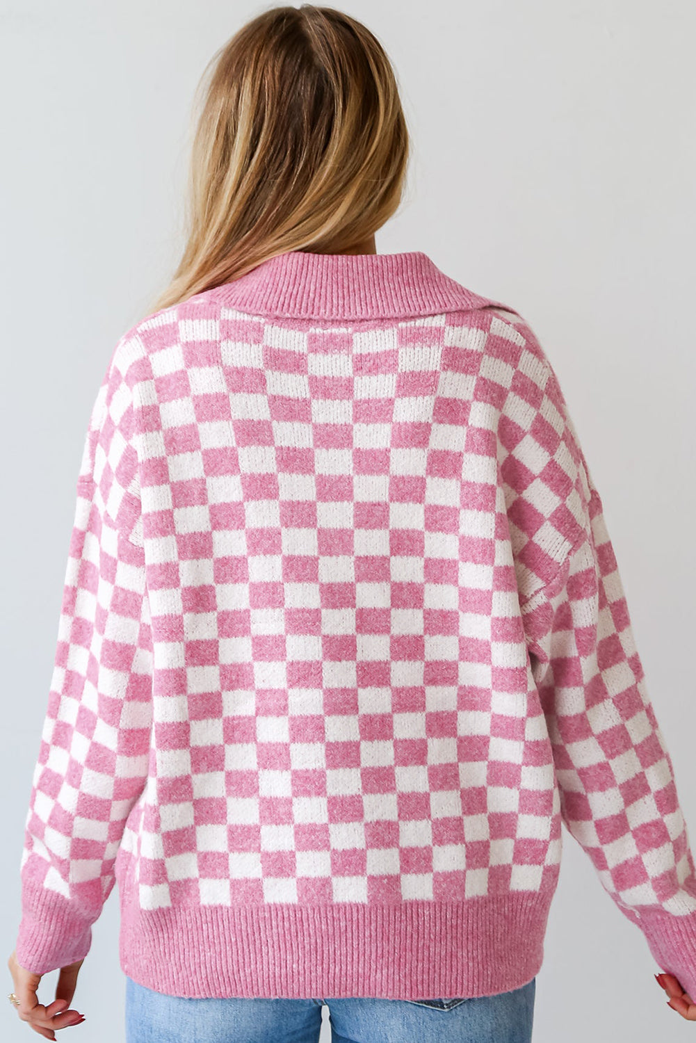Rosa karierter Pullover mit Knöpfen, Kragen, V-Ausschnitt und überschnittenen Schultern