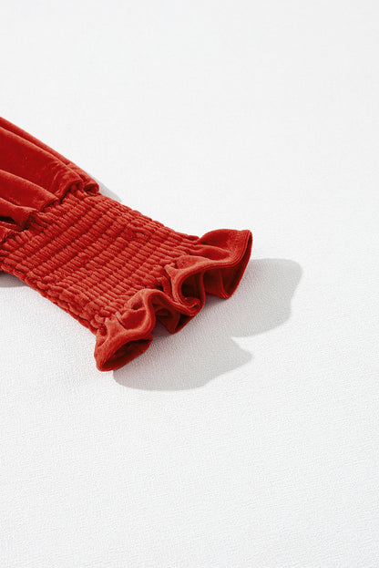 Red Clay – Samtkleid mit gesmoktem Oberteil und Rüschenkragen