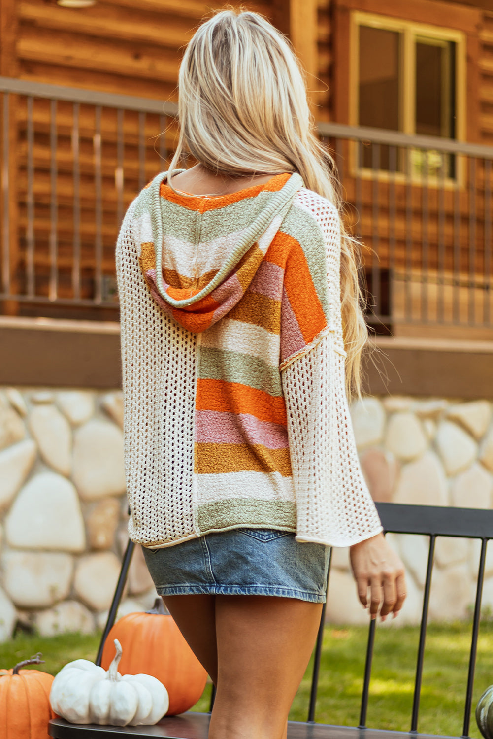 Beigefarbener Oversize-Kapuzenpullover mit Farbblockdesign und V-Ausschnitt