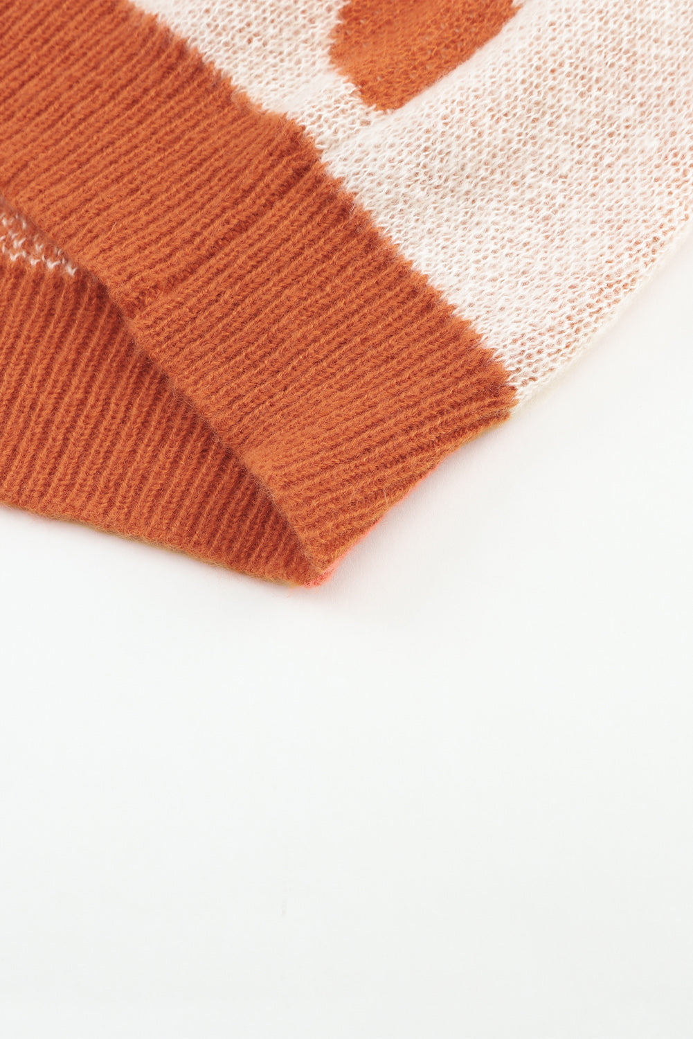 Brauner Pullover mit kariertem Blumenmuster und gestreiften Ärmeln
