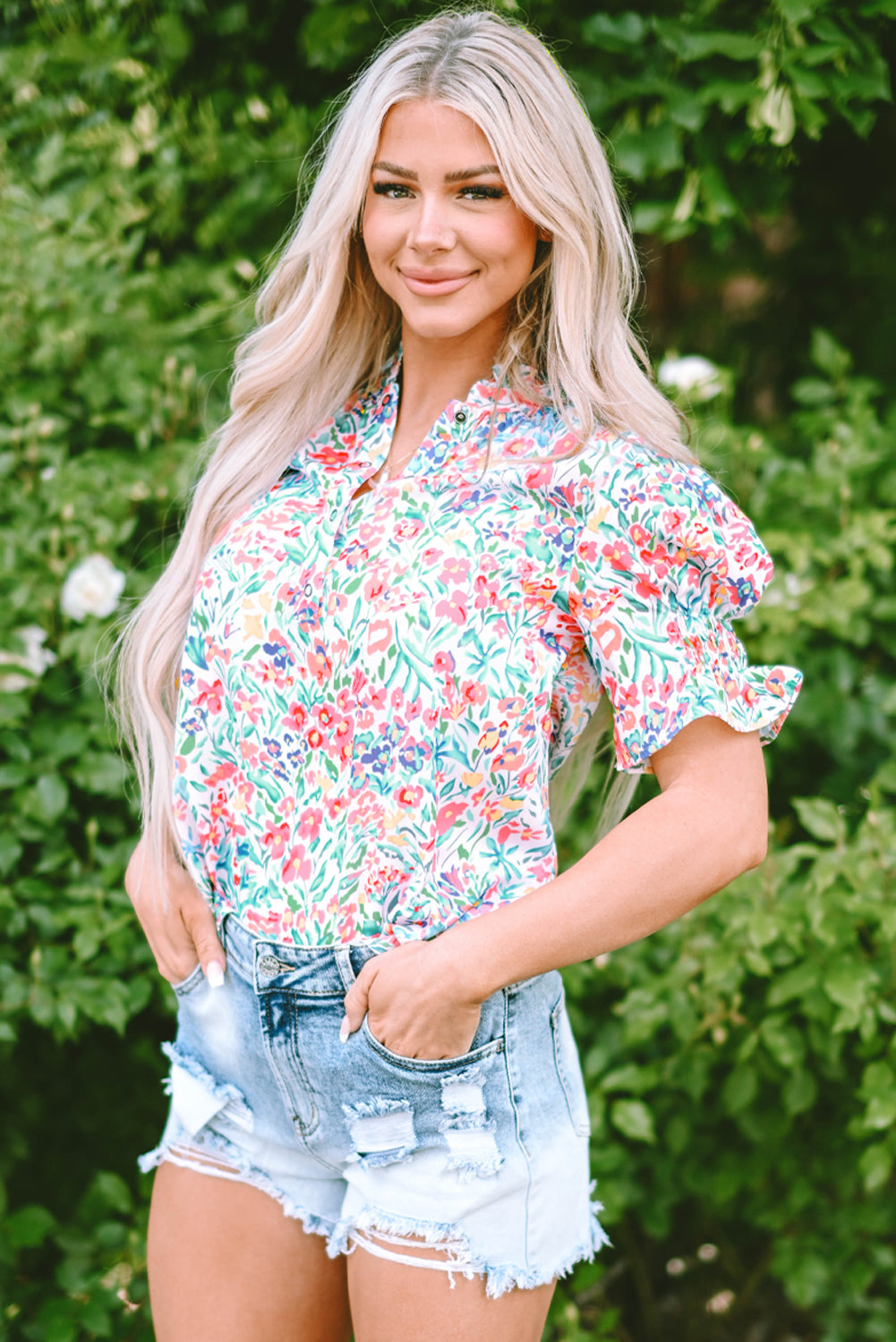 Rosa Bluse mit Blumenmuster, Knöpfen, Schlitz am Ausschnitt und Puffärmeln