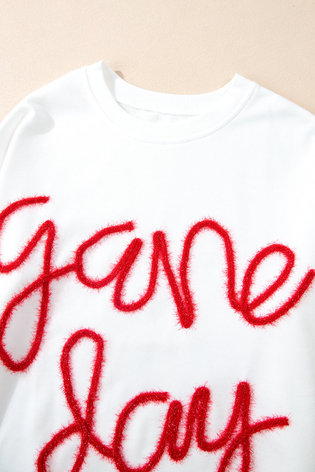 Weißes Lametta-Sweatshirt mit Game Day-Grafik und überschnittener Schulter