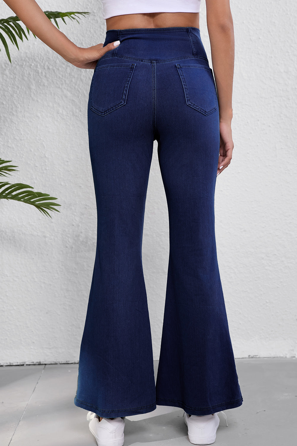 Dunkelblaue, einfarbige Schlagjeans mit gekreuzter High Waist