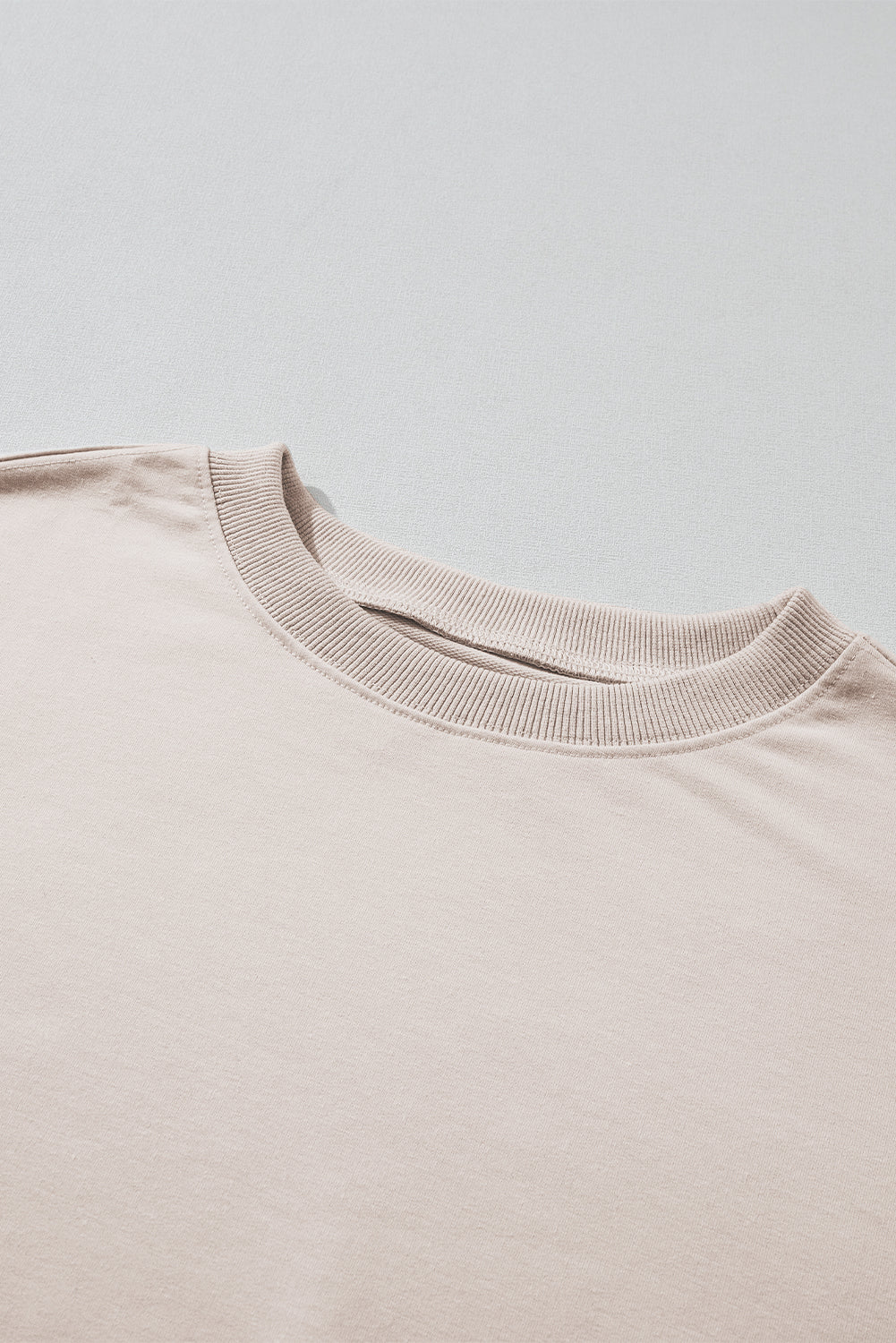 Weißes Lounge-Set mit Farbblockärmeln, kontrastierender Seitennaht