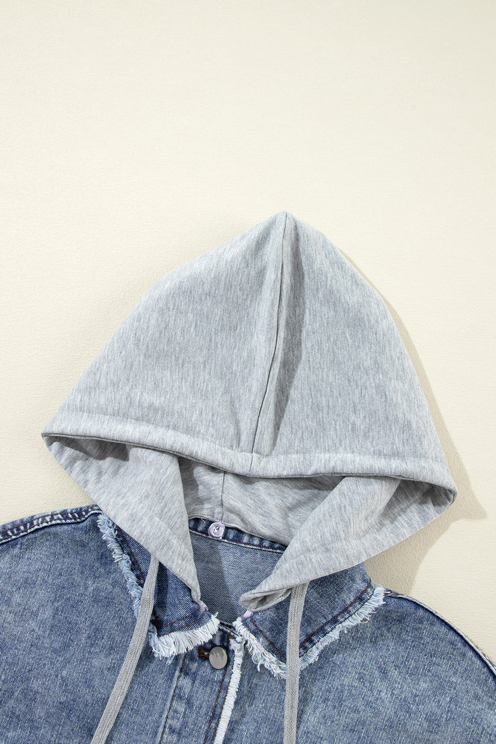 Beau Blue – Patchwork-Jeansjacke mit Kapuze und offenem Saum im Karomuster