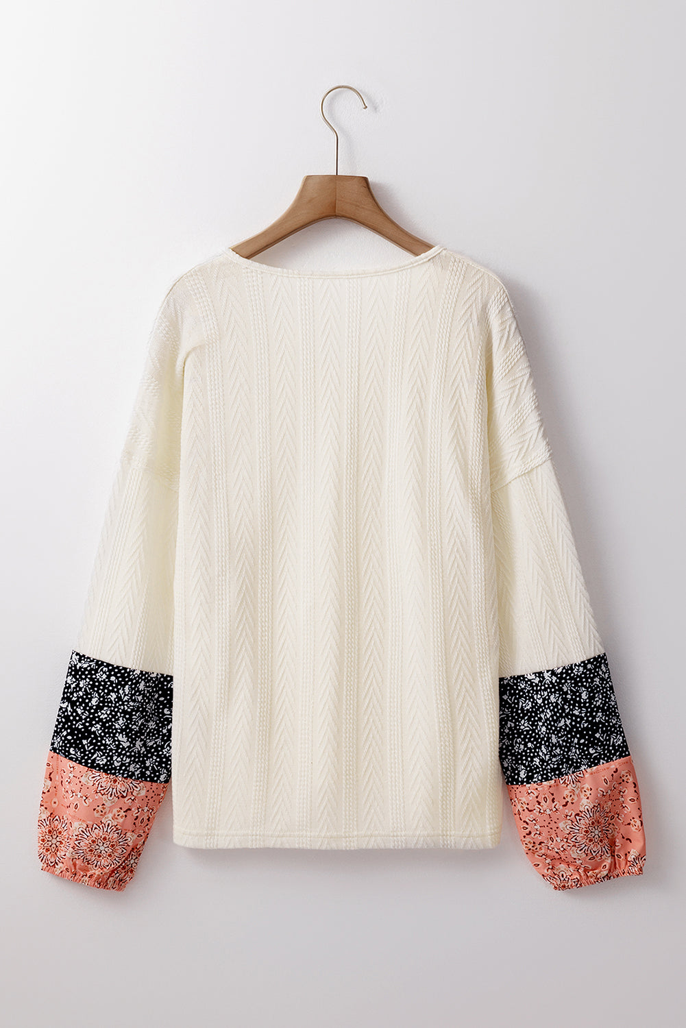 Beige Bluse mit V-Ausschnitt und Blumen-Patchwork-Struktur