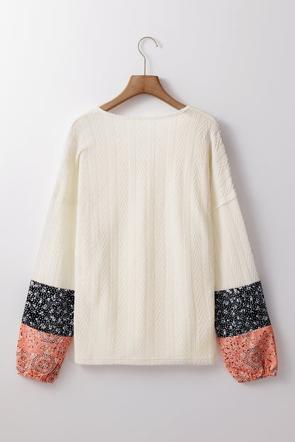 Beige Bluse mit V-Ausschnitt und Blumen-Patchwork-Struktur