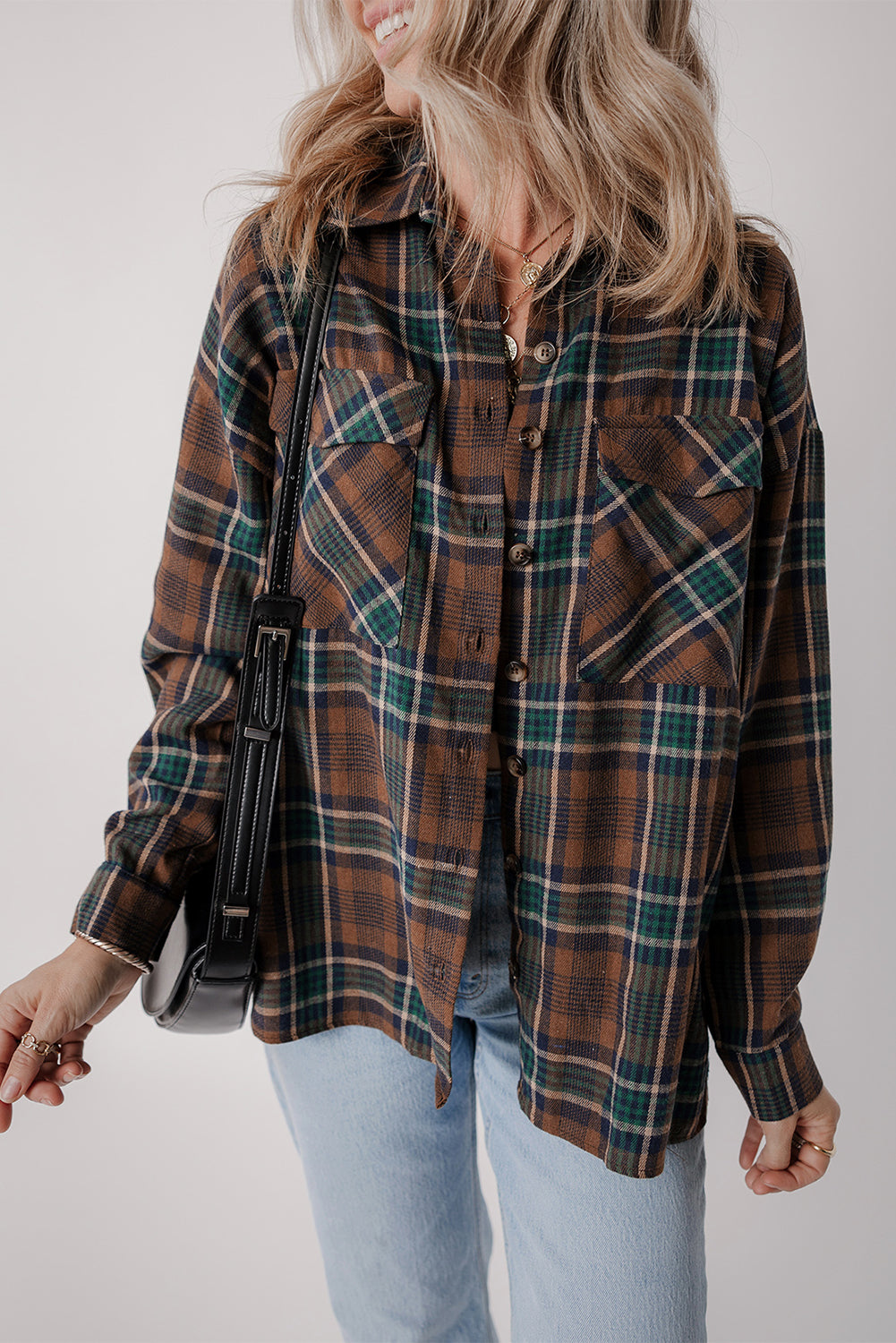 Braune Hemdjacke mit Karomuster und Brusttaschen mit Knöpfen