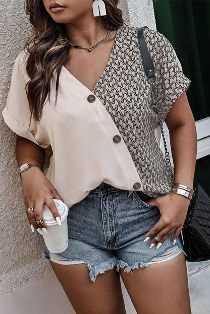 Haferflockenfarbenes Patchwork-Oberteil mit V-Ausschnitt und geometrischem Kontrastdruck in Übergröße