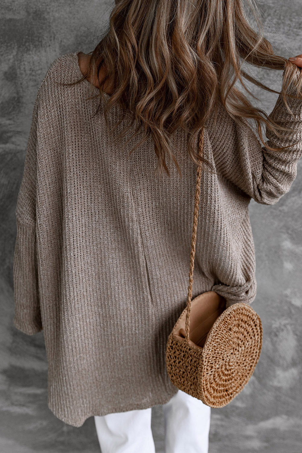Grauer, lässiger Pullover mit Dolman-Ärmeln und hohem Bund