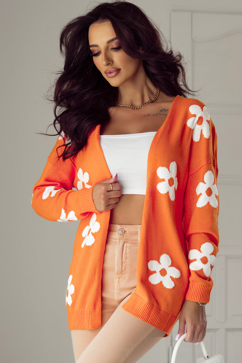 Orangefarbener, lockerer Strickcardigan mit Blumenmuster und offener Vorderseite