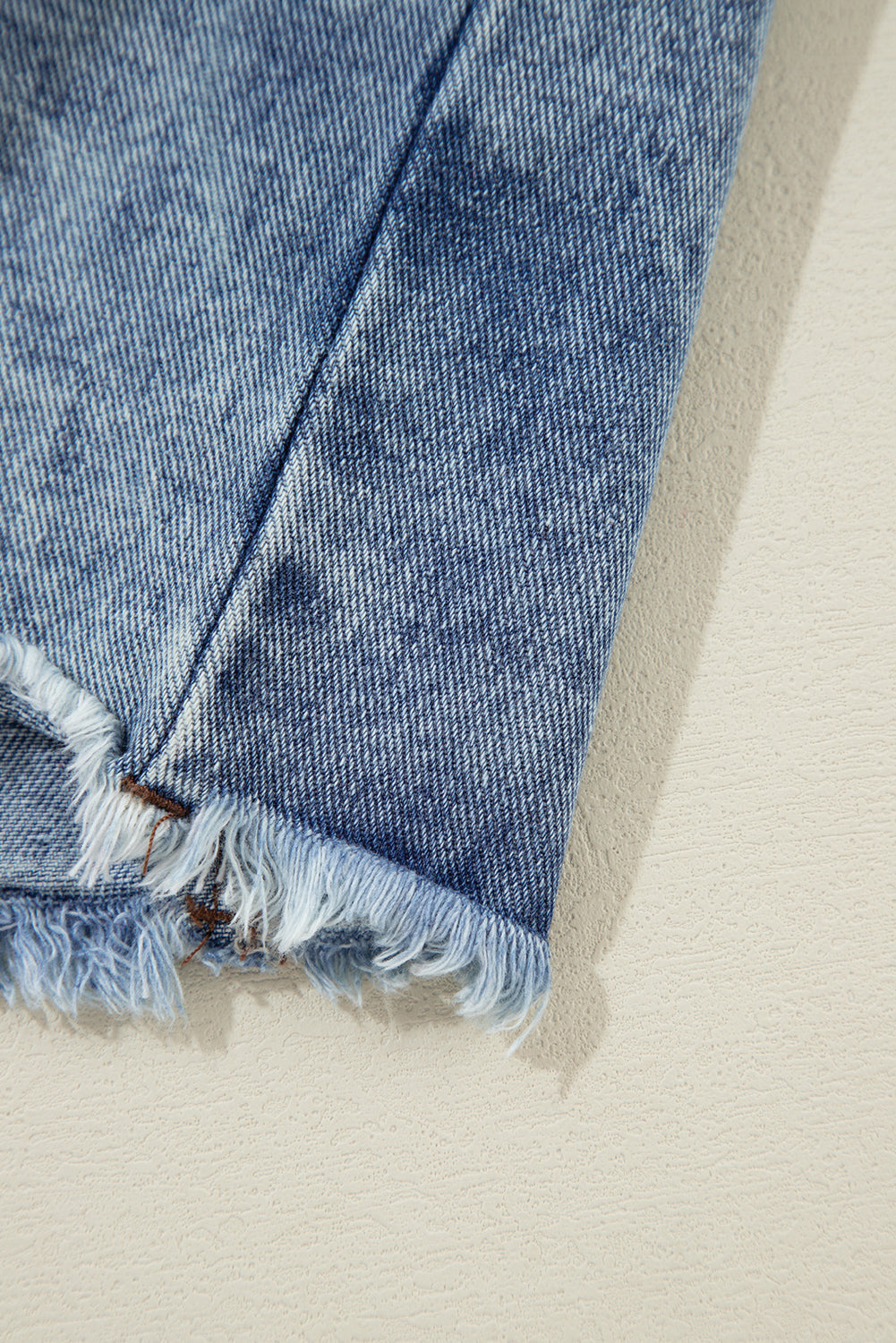 Beau Blue – Patchwork-Jeansjacke mit Kapuze und offenem Saum im Karomuster
