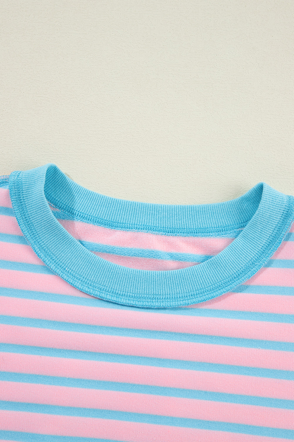 Rosa gestreiftes High-Low-Pullover-Tunika-Sweatshirt mit Kontrastbesatz