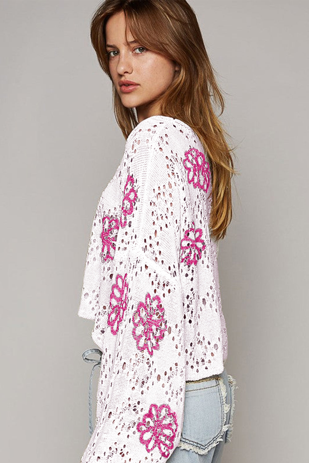 Weißer Pullover mit kontrastierendem Blumenmuster und überschnittener Schulter