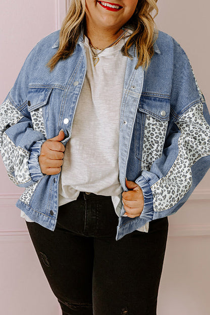 Beau Blue – Jeansjacke mit Leopardenmuster und Patchwork-Klappendetail in Übergröße