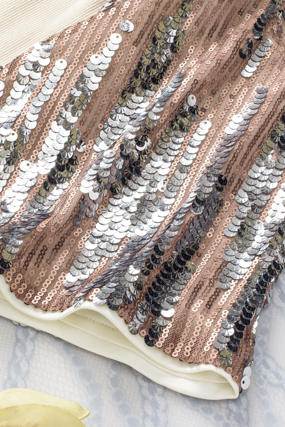 Weiße Paillettenbluse mit Glockenärmeln und Rundhalsausschnitt
