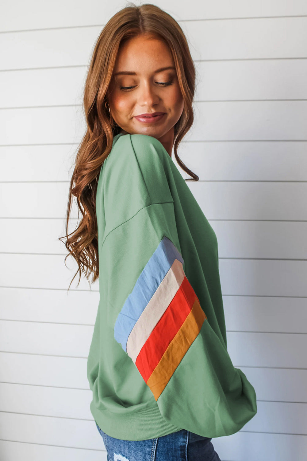 Moonlight Jade – Lockeres Sweatshirt mit Regenbogenstreifen an den Ärmeln und Rundhalsausschnitt