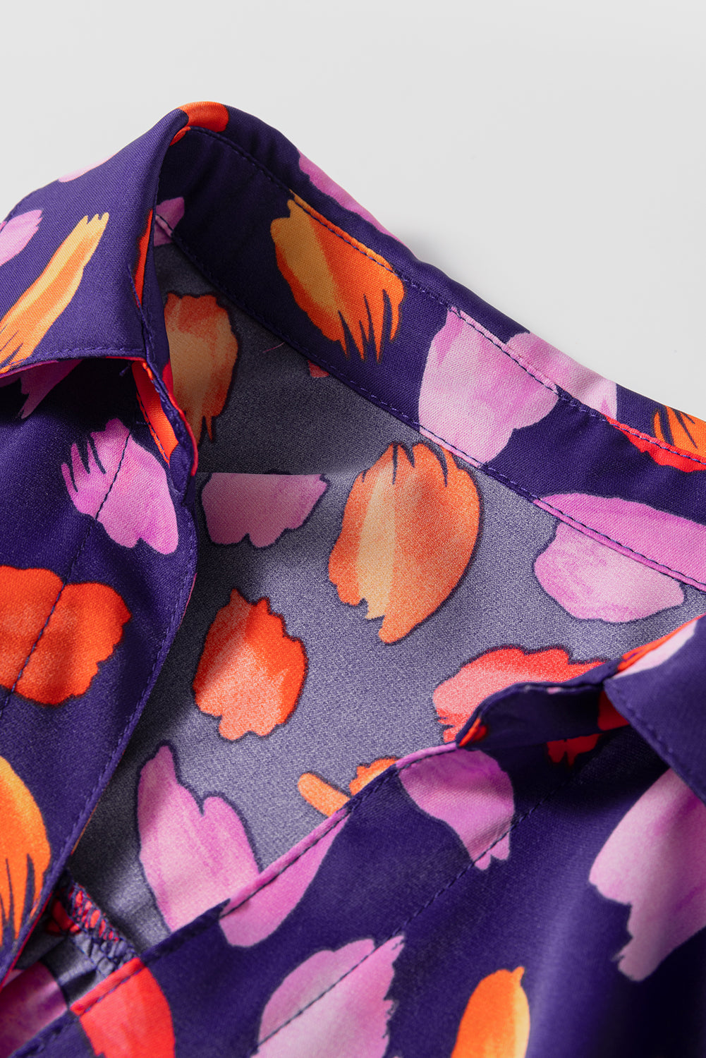 Blaues, fließendes, langes Kleid mit Blütenkragen