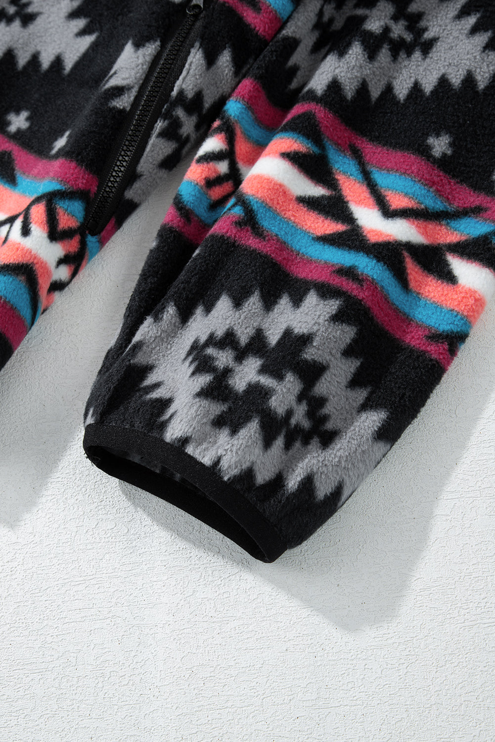 Schwarze Jacke mit Reißverschlusskragen und Aztekenmuster