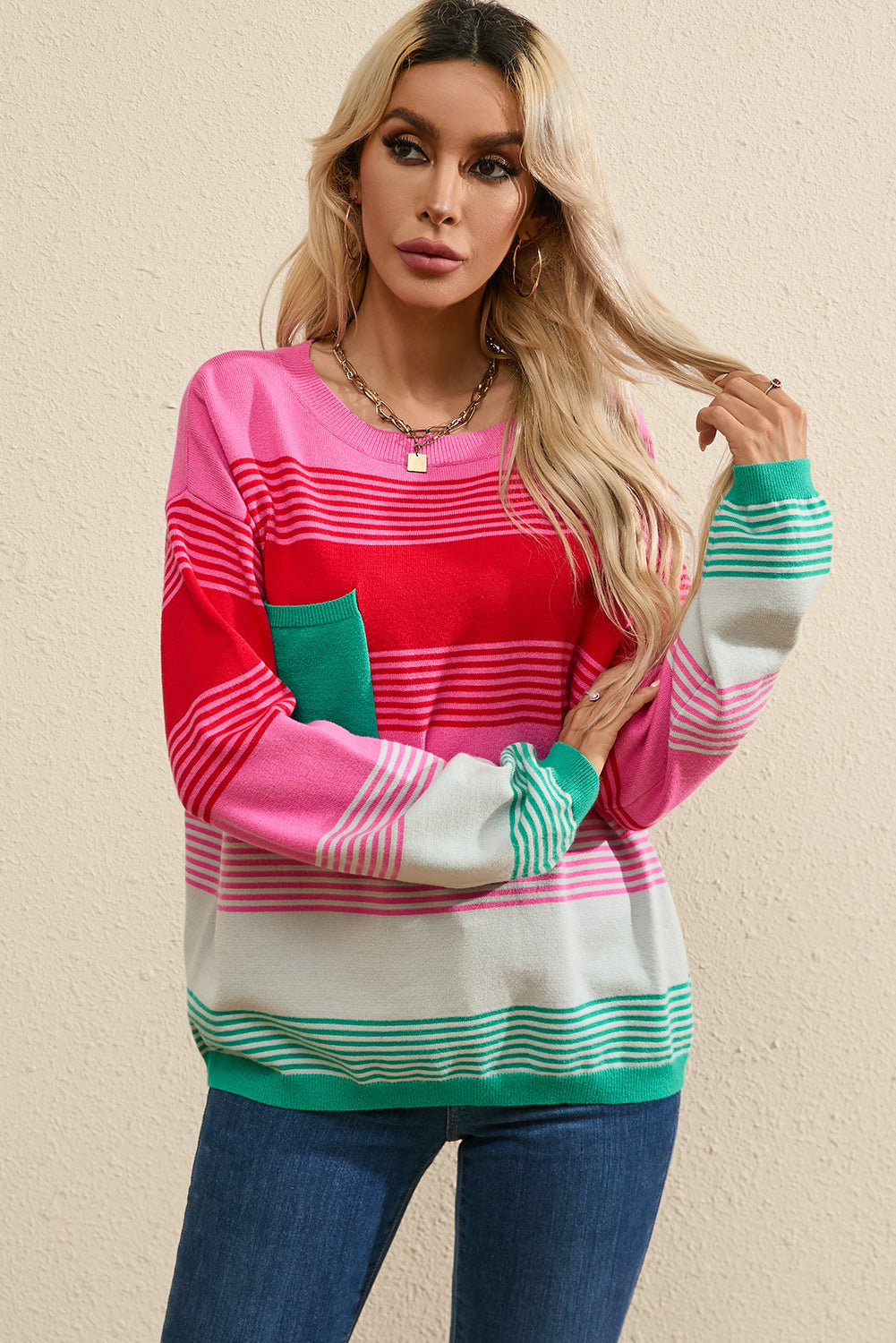 Rosa gestreifter Strickpullover mit aufgesetzten Taschen und überschnittener Schulter
