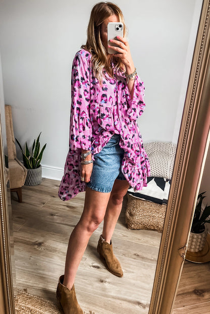 Kleid mit rosa Leopardenmuster, geknöpfter Vorderseite und 3/4-Ärmeln, gestuftem Rüschensaum