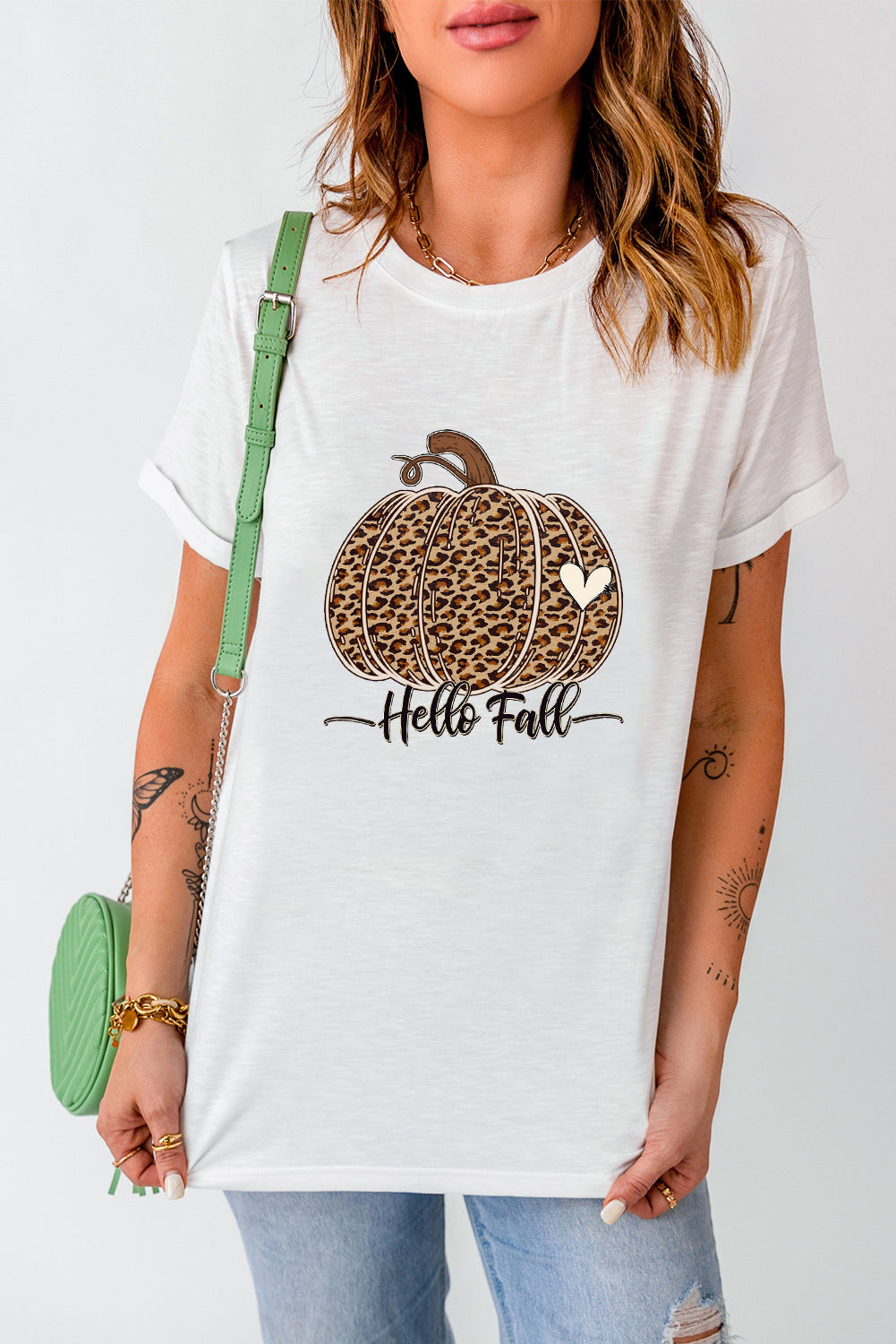 Weißes T-Shirt mit „Hello Fall“-Print und Leoparden-Kürbis-Motiv