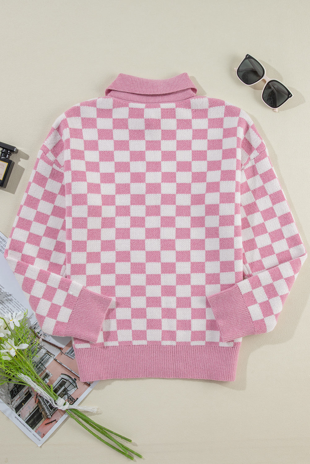 Rosa karierter Pullover mit Knöpfen, Kragen, V-Ausschnitt und überschnittenen Schultern