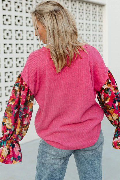Hellrosa Rippstrick-Plus-Top mit Patchwork-Blumenmuster und Volantärmeln