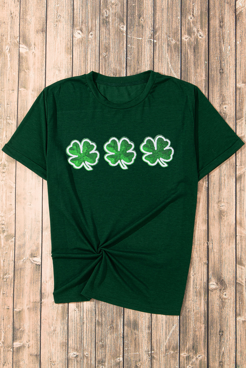Grünes T-Shirt mit St. Patrick's Kleeblatt-Patch und Grafik