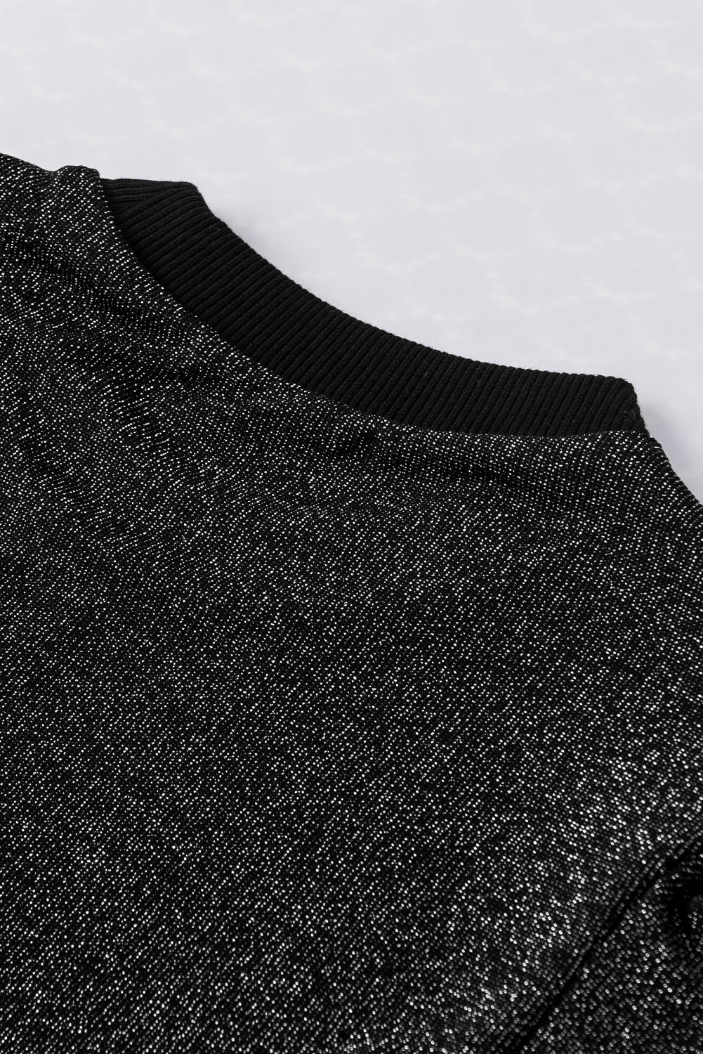 Schwarzes, schmal geschnittenes Strickoberteil mit Gigot-Ärmeln in Metallic-Optik