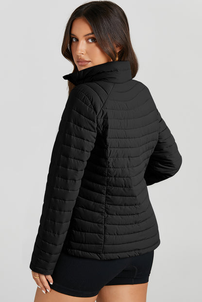 Schwarze, einfarbige Steppjacke mit Reißverschluss