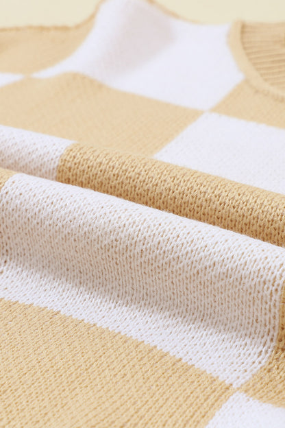 Khakifarbener Pullover mit karierten Bischofsärmeln