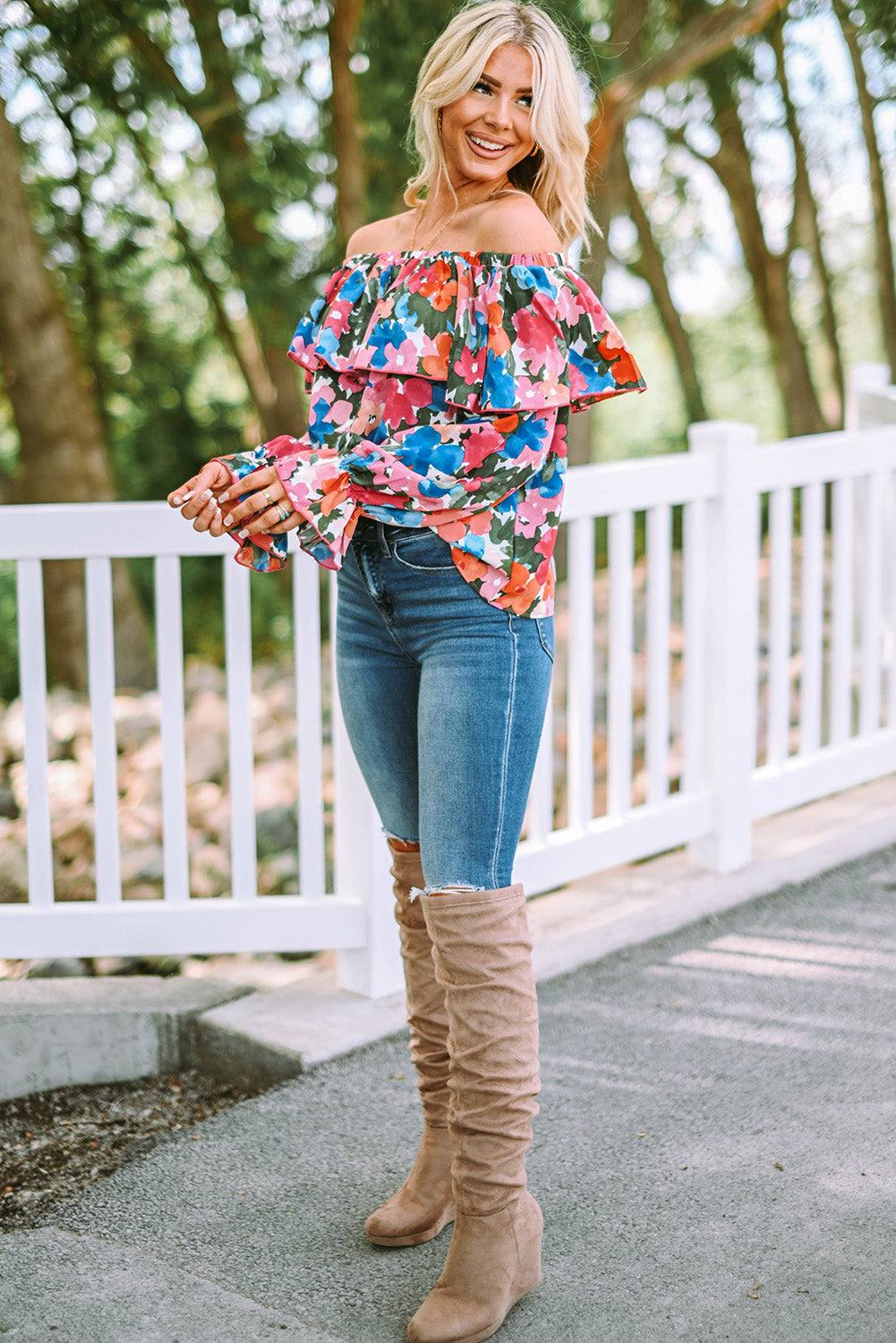 Schulterfreie Bluse mit Blumenmuster und Rüschen